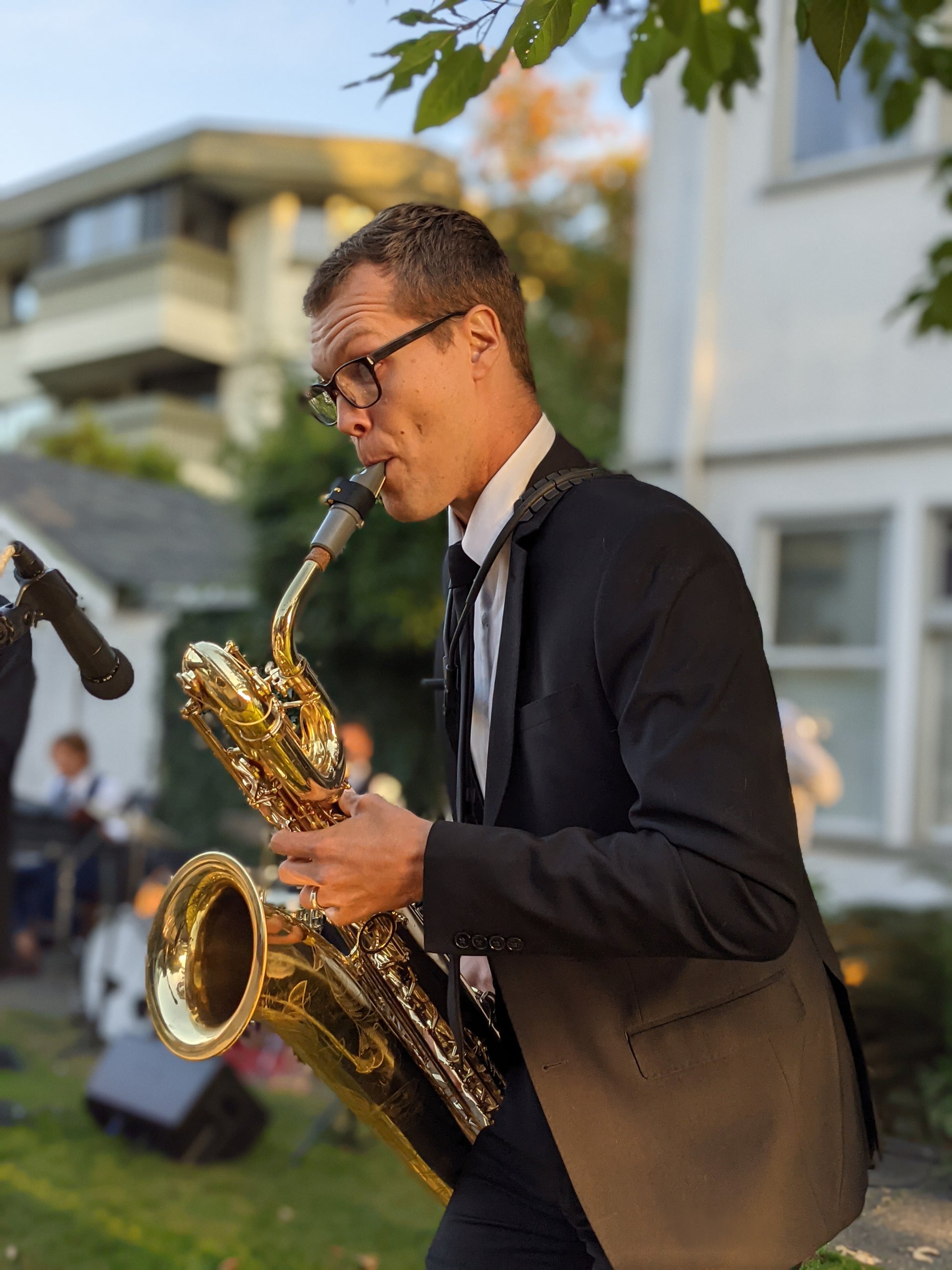 saxophone player in victoria bc in the phonix band