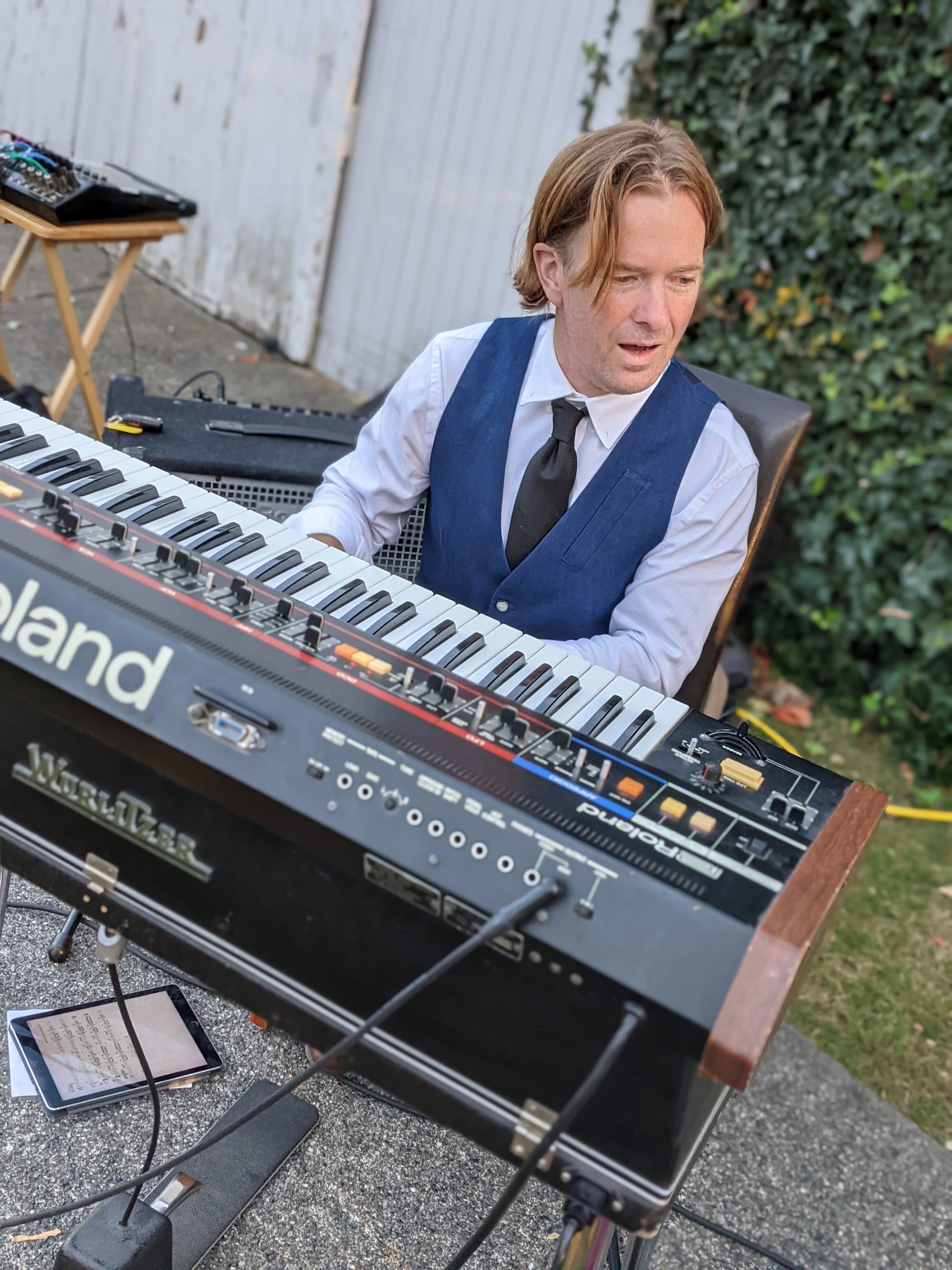 victoria piano player in the phonix